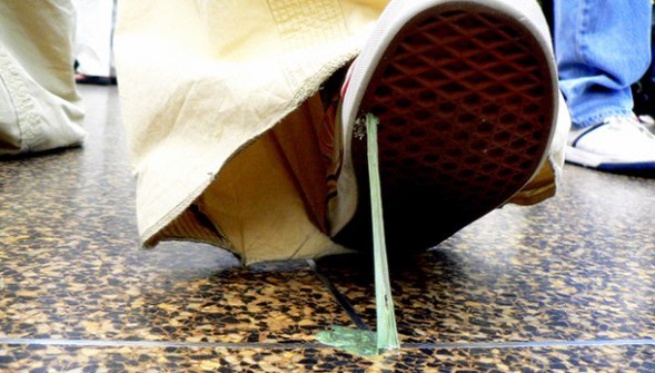 Jak odstranit žvýkačku z podlahy?