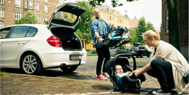 Dalším sofistikovaným řešením je skládání celého vozíku pomocí jednoho tlačítka na rukojeti.